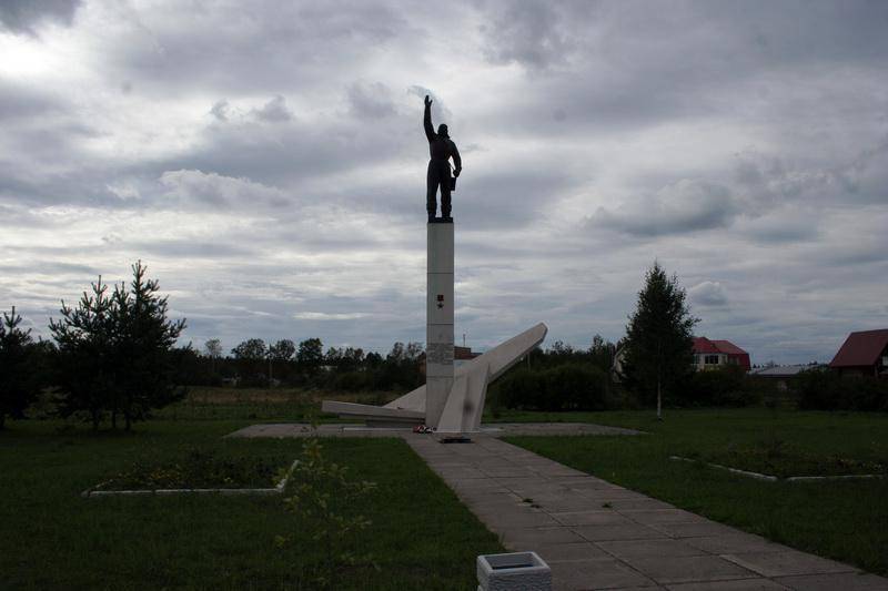 Памятный знак Герою Советского Союза М.Ф.Шаронову, повторившему подвиг Н.Гастело