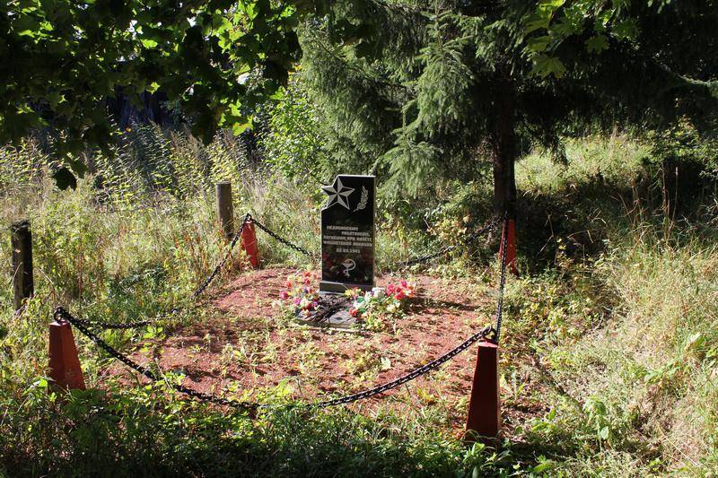Братская могила медицинских работников, погибших при налете фашистской авиации