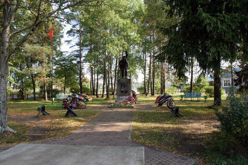 Братское кладбище советских воинов, погибших в борьбе с фашистами. Здесь похоронен Герой Советского Союза К. А. Кулик