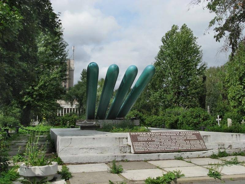 Братская могила экипажа подводной лодки "Щ-323", погибшего в период героической обороны Ленинграда