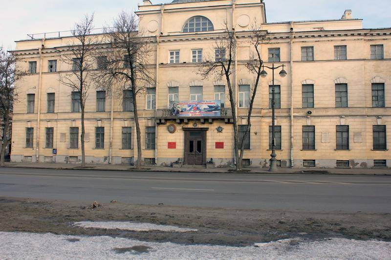 Мемориальная доска на здании, где учились советские адмиралы Галлер Л. В., Левченко Г. И., Алафузов В. А., Владимирский Л. А.