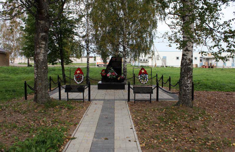 Памятник экипажу бомбардировщика Пе-2