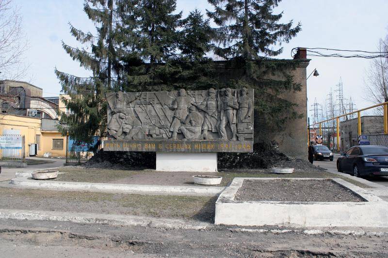 Памятник кировцам - жителям блокадного Ленинграда