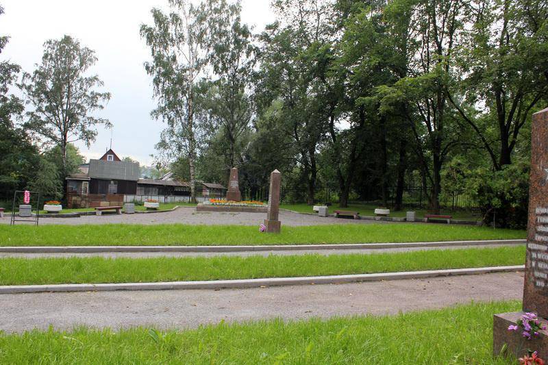 Братская могила советских воинов и жителей Ленинграда, погибших в Великую Отечественную войну