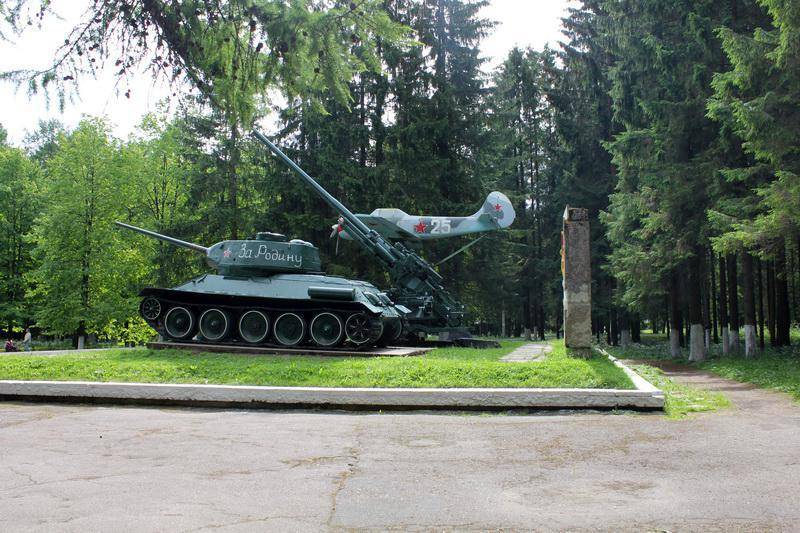 Самолет, танк Т-34-85 и зенитное орудие