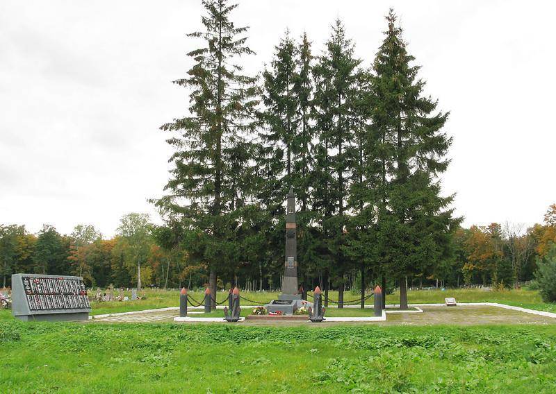 Братская могила членов экипажа линкора 'Марат', погибших в Великую Отечественную войну