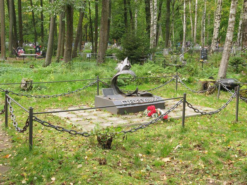 Братская могила членов экипажа 'Стерегущий', погибших в Великую Отечественную войну
