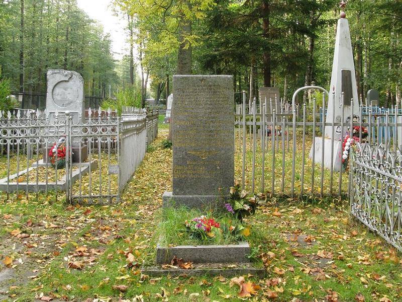 Братская могила авиаторов ВВС Краснознаменного Балтийского флота, погибших в Великую Отечественную войну