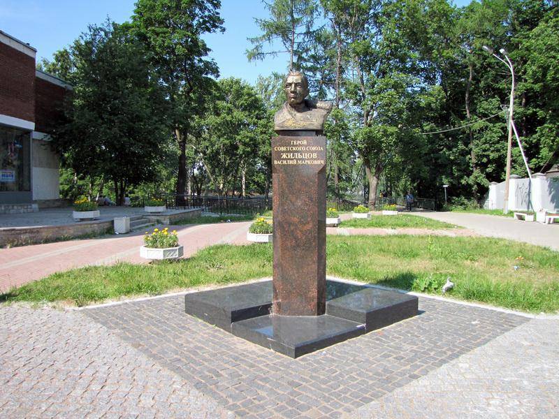 Памятник Жильцову В.М., Герою Советского Союза