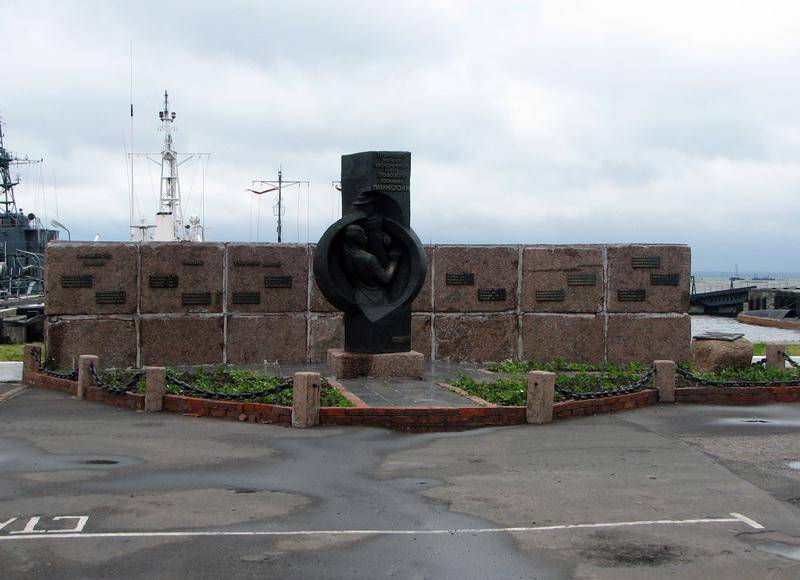 Памятник Маринеско А.И. и экипажу подводной лодки С-13