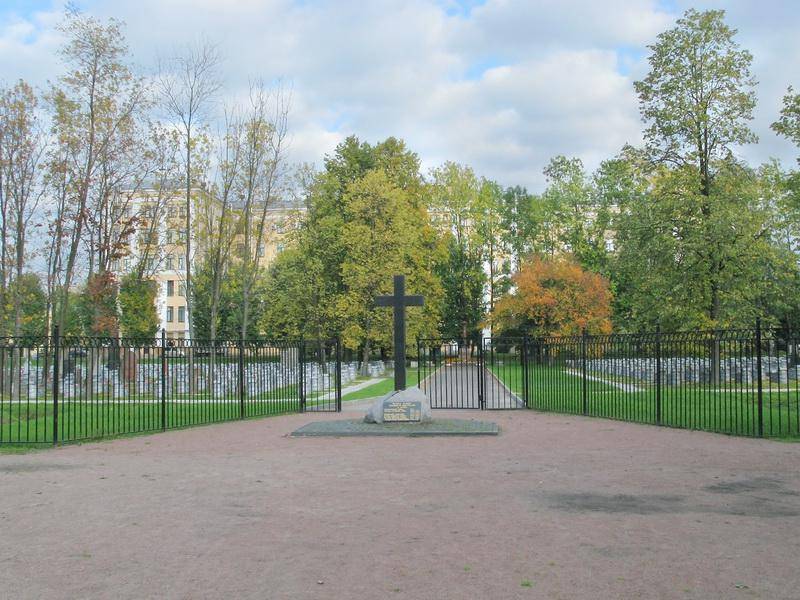 Братское кладбище советских воинов, погибших при обороне Ленинграда