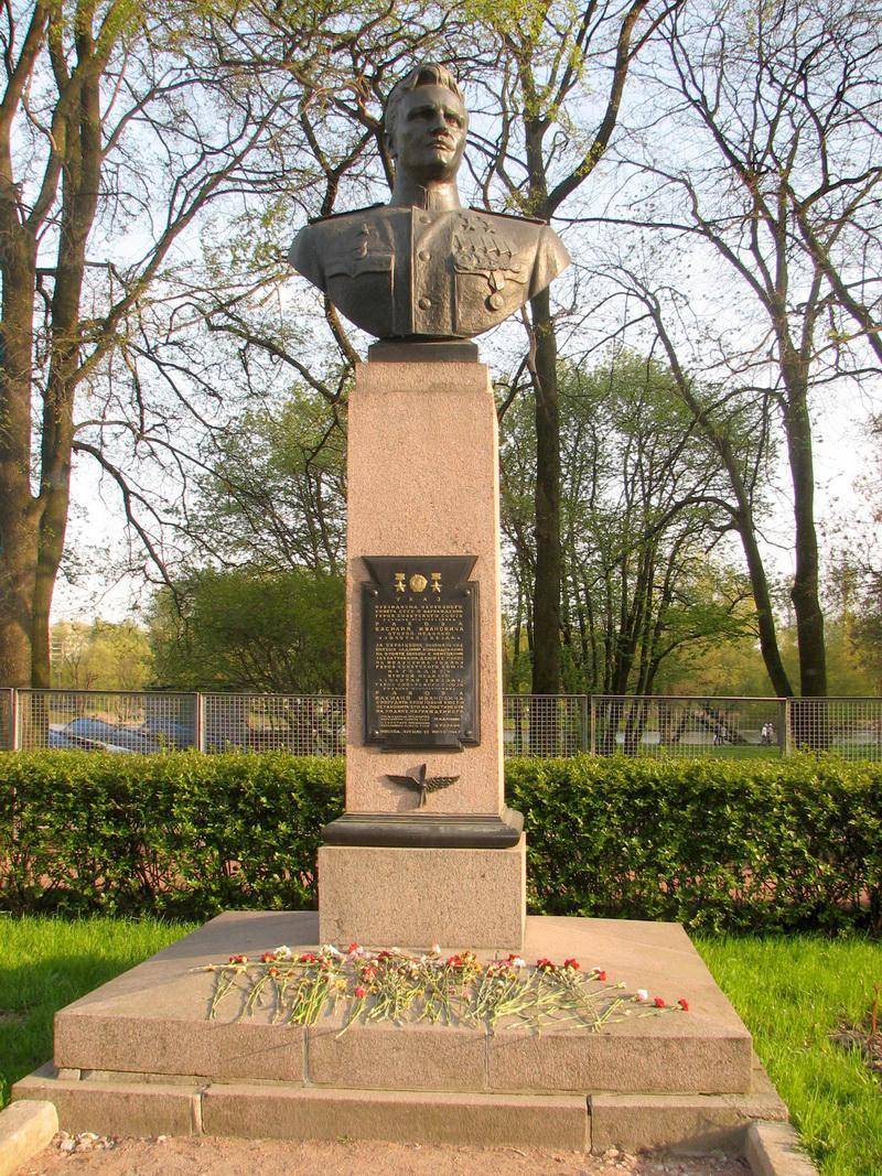 Памятник Ракову В.И., дважды Герою Советского Союза