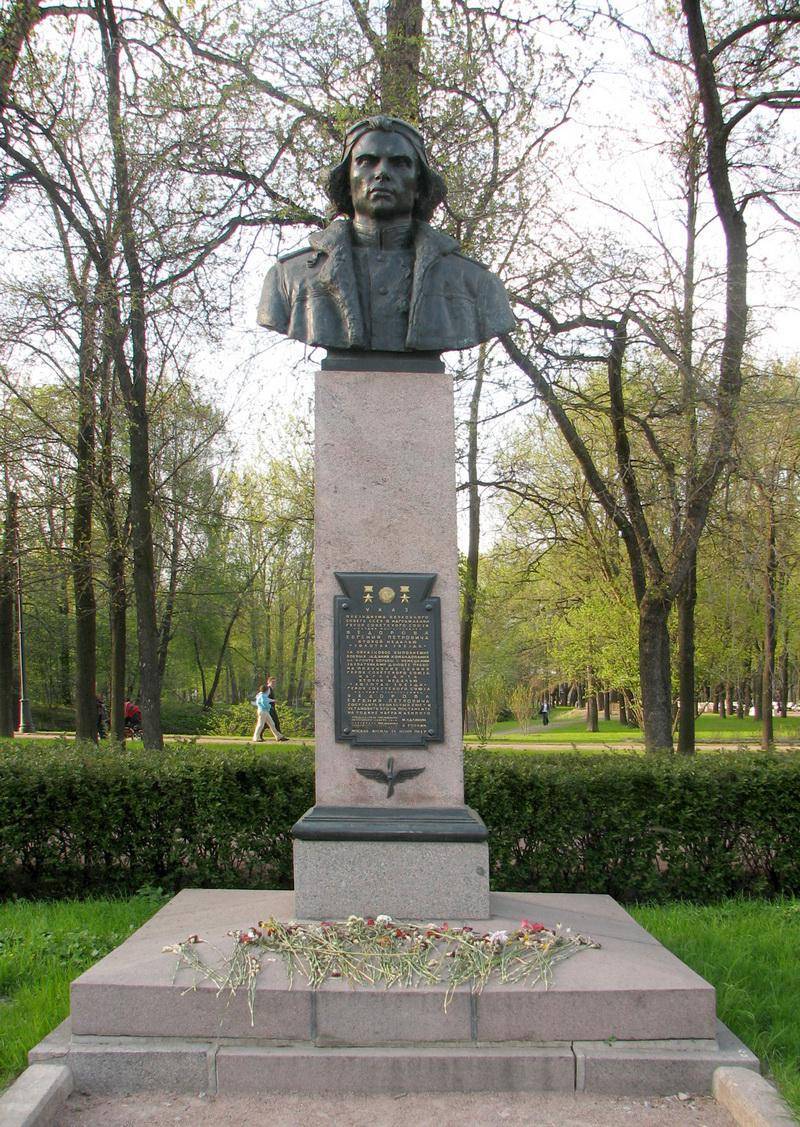 Памятник Федорову Е.П., дважды Герою Советского Союза