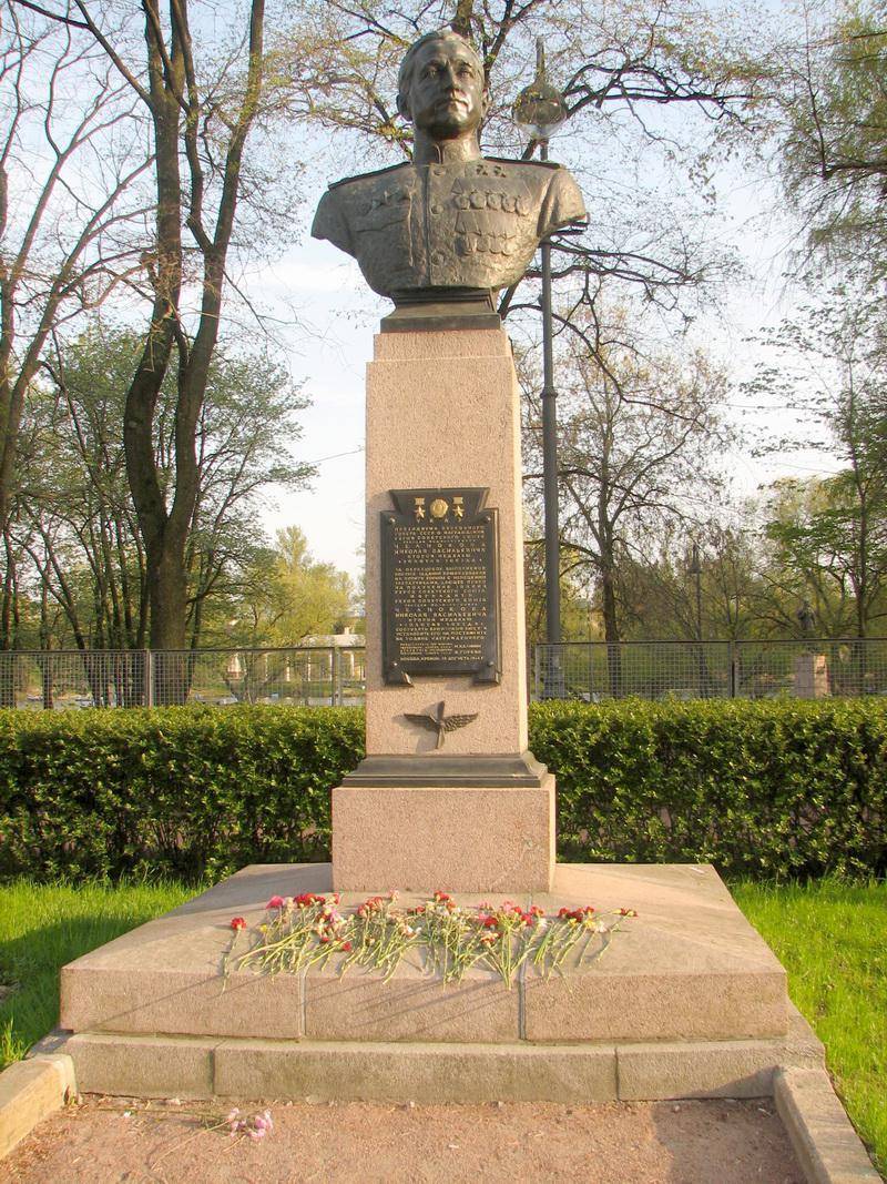Памятник Челнокову Н.В., дважды Герою Советского Союза