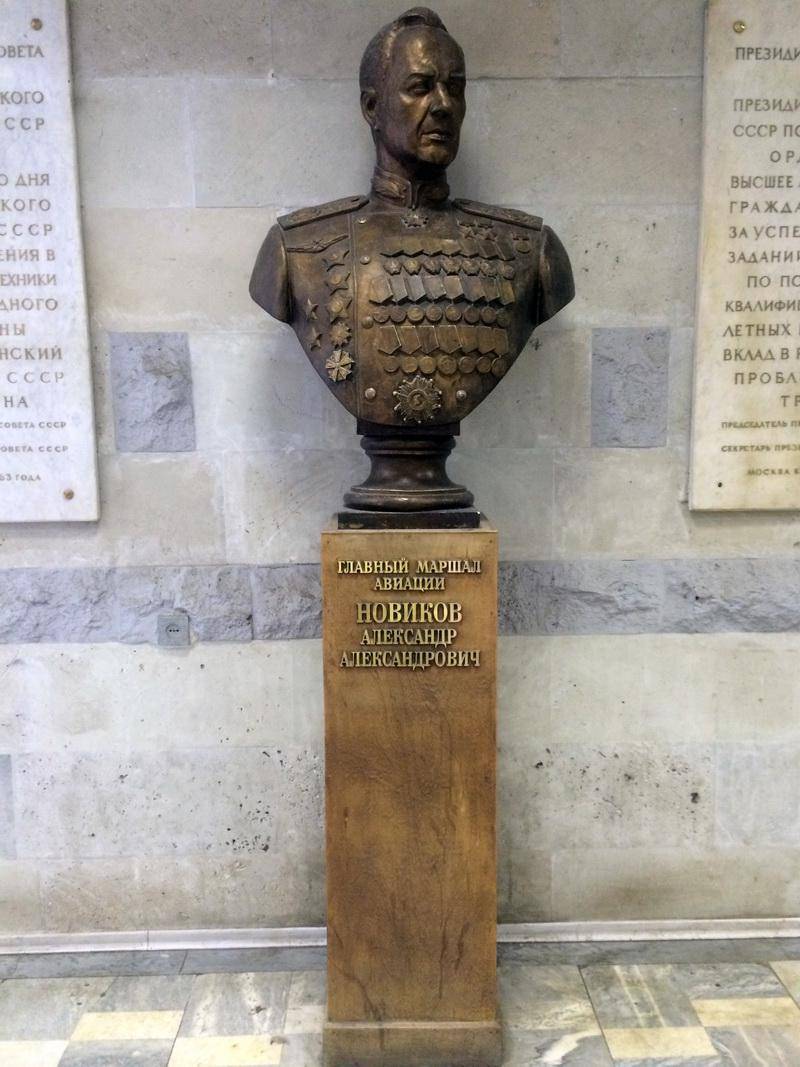 Памятник Новикову А. А., дважды Герою Советского Союза