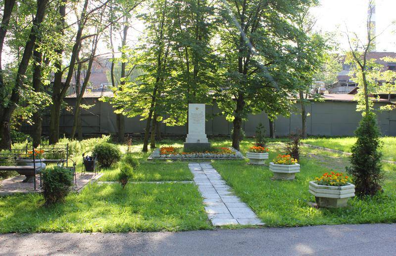 Братская могила Ленинградцев, погибших в период героической обороны города