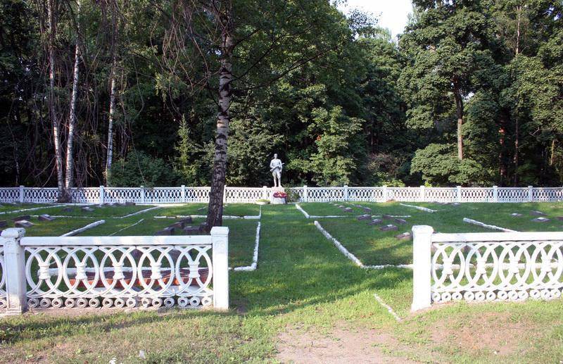 Воинское мемориальное кладбище погибших советских воинов и моряков КБФ, перезахороненных с островов Мощный и Лесной