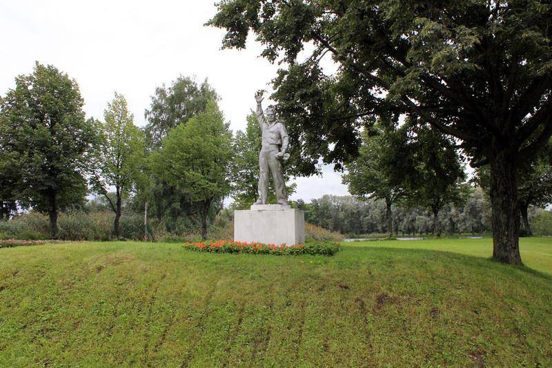 Памятник морякам балтийцам - защитникам Ораниенбаумского плацдарма