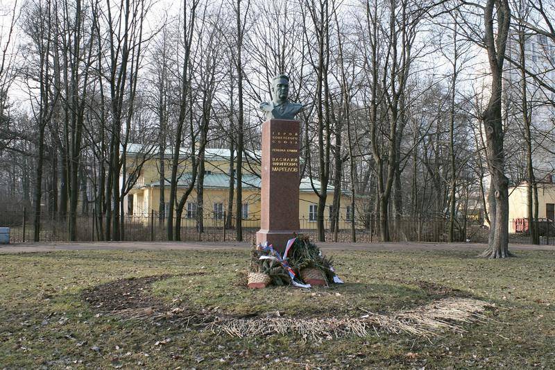 Памятник Маргелову В. Ф., Герою Советского Союза
