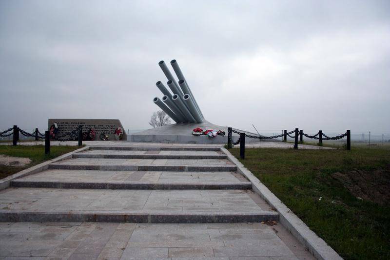 Памятник артиллеристам крейсера "Аврора"