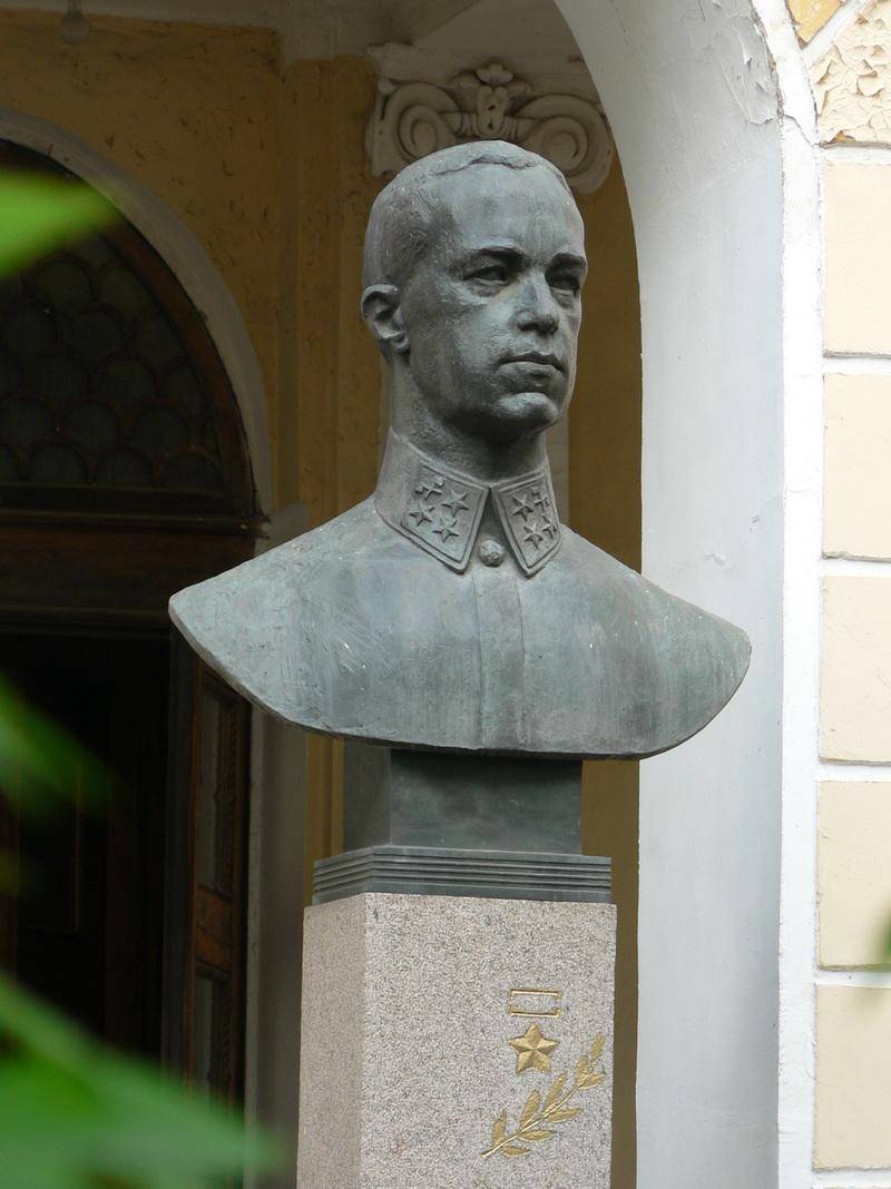 Памятник Карбышеву Д. М, Герою Советского Союза