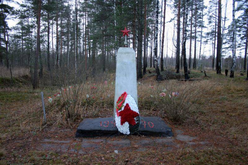 Братская могила рабочих торфопредприятия, погибших при заготовке топлива для блокадного Ленинграда