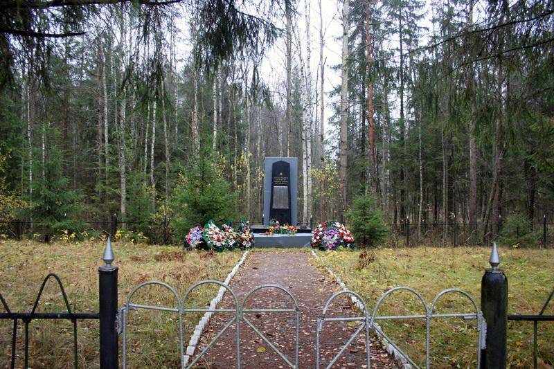 Братское кладбище советских воинов, погибших в борьбе с фашистами
