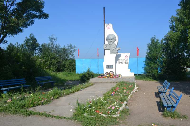 Монумент воинам-землякам, погибшим в годы Великой Отечественной войны (1941-1945), пос. Уксусный