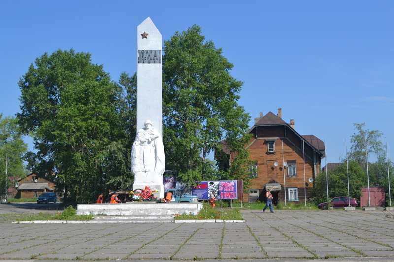 Памятник-обелиск  воинам-землякам, погибшим в годы Великой Отечественной войны (1941-1945), г.Няндома
