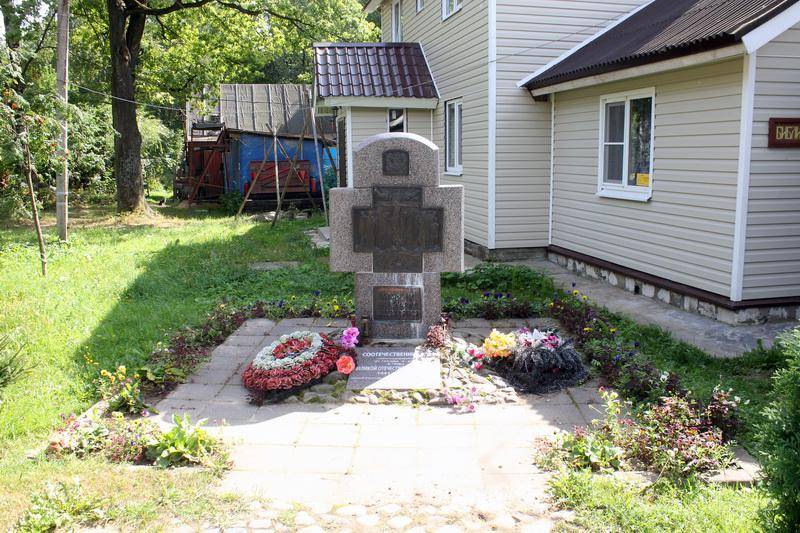 Памятник погибшим соотечественникам