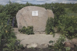 Памятный камень Герою Советского Союза, погибшему в годы войны, Сергею Николаевичу Орешкову, д Чуприно