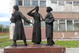 Скульптурная композиции памяти учителей и вы¬пускников  1-й школы, погибших в Великой Отечественной войне