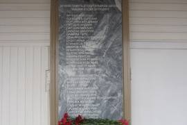 Мемориальная доска в честь земляков - учащихся ухтинской школы №1, погибших в годы Великой Отечественной войны, г. Ухта