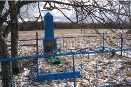Братская могила мирным жителям уничтоженным фашистами в период оккупации Псковщины, при въезде в д.Северики возле дороги с правой стороны