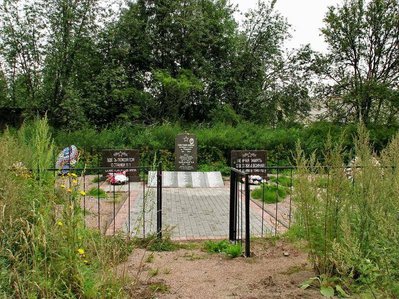 Братская могила советских воинов, погибших в борьбе с фашистами, в которой похоронен старший политрук Л.И.Черкасов