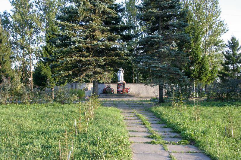 Братская могила советских воинов, погибших в борьбе с фашистами, в которой похоронен Герой Советского Союза А.А.Манин