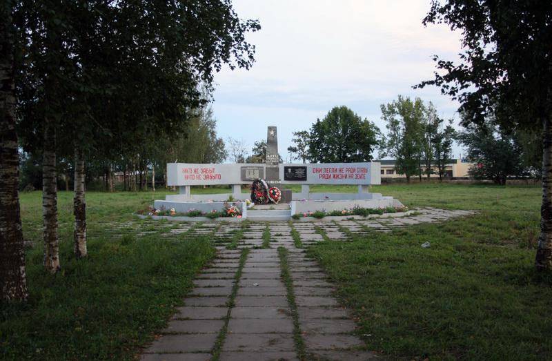 Братская могила советских воинов и местных жителей, расстрелянных фашистами