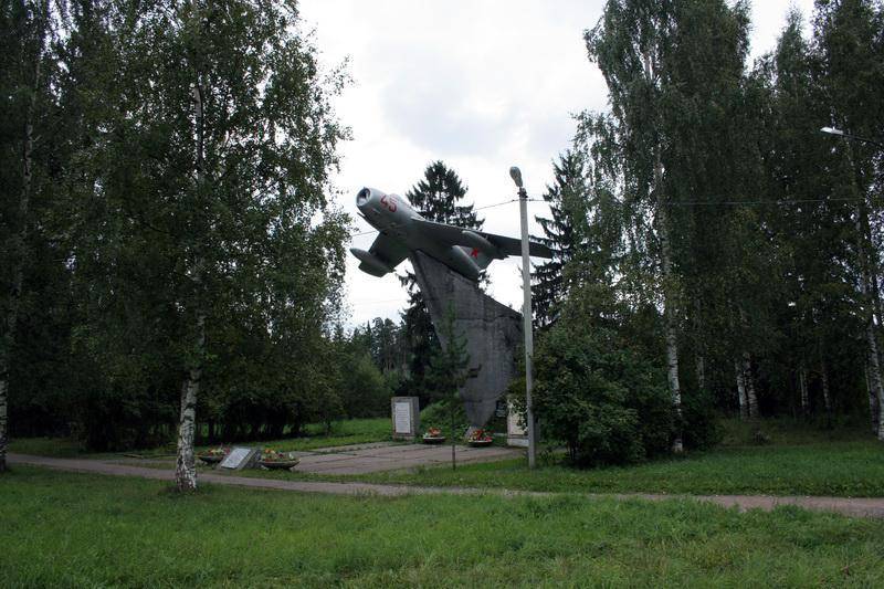 Самолет, установленный в честь советских летчиков-участников битвы за Ленинград