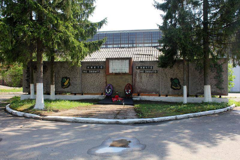 Памятник погибшим работникам завода