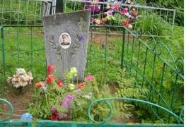 Индивидуальная могила на гражданском кладбище,  деревня  Ясски