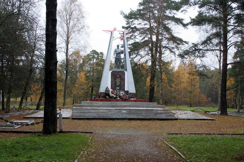 Братская могила советских воинов, погибших в годы Гражданской и Великой Отечественной войн