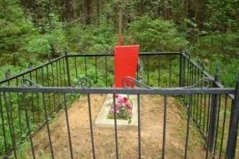 Братская могила в лесополосе у дороги д. Лиственка 