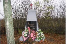 Братская могила воинов, Западная обочина дороги Гдов-Сланцы 100 м. южнее Гдовской ММС.
