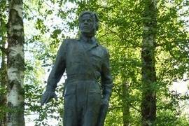 Памятникгерою Советского Союза  Малоземову Ивану Прокопьевичу