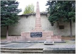 Воинское кладбище (22 одиночные могилы), сквер  Павших борцов (на пересечении улиц Кузнецкая и К. Маркса, возле  стены Окольного города)