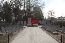 1 (одна) братская могила и 53 индивидуальных могилы,   г.Себеж   (юго - западная  часть  города), пересечение  ул.Челюскинцев - ул.Красноармейская