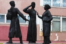Скульптурная композиция памяти учителей и вы¬пускников  1-й школы, погибших в Великой Отечественной войне
