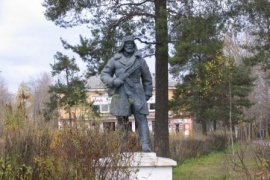 Памятник партизану