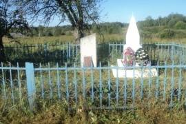 Воинское кладбище,  металлическая пирамида на кирпичном постаменте, дер. Асница