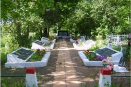 Воинское кладбище, в д. Паниковичи,  на расстоянии 240 м. от автотрассы Печоры – Качаново  